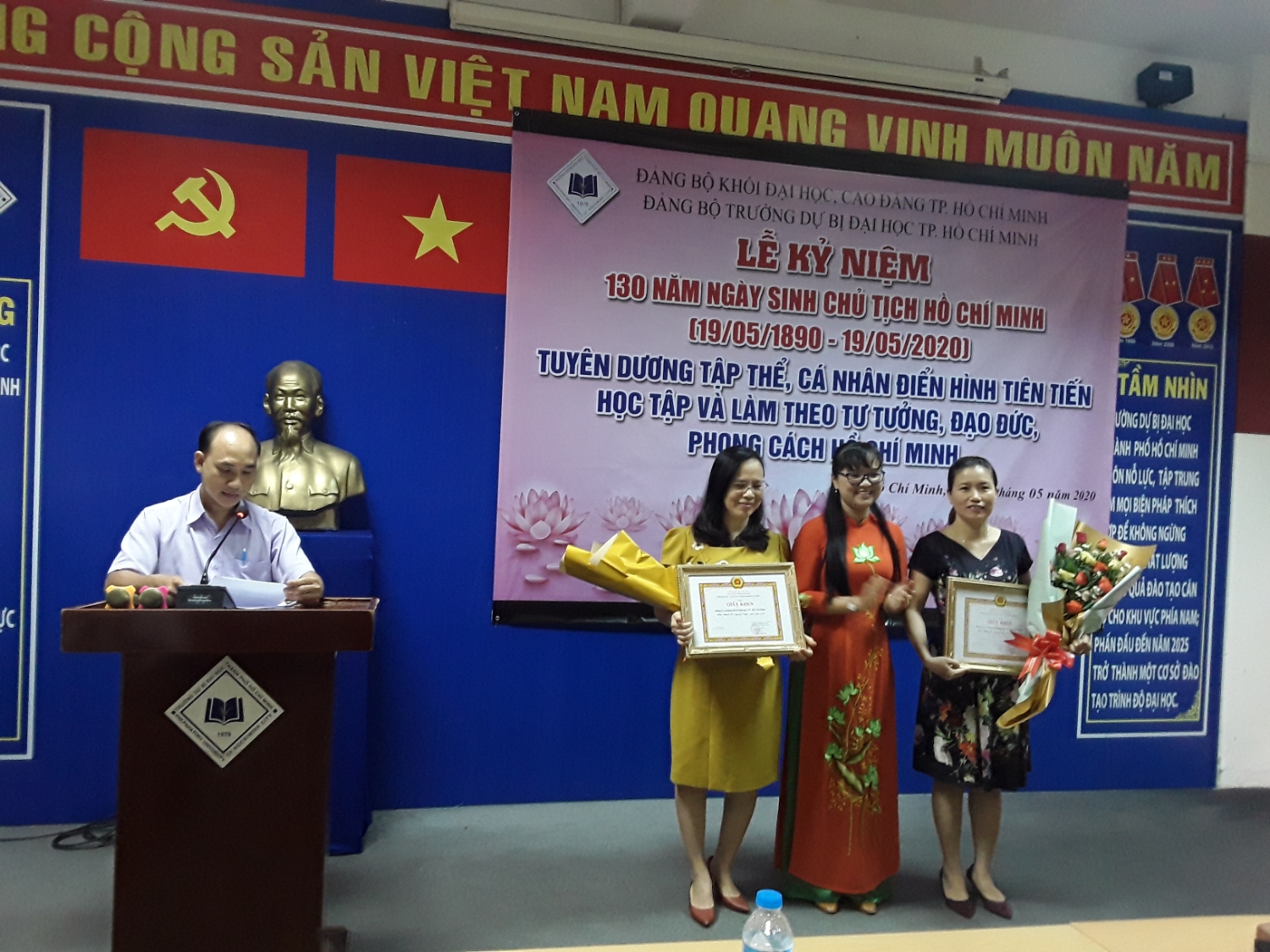 Đồng chí Đặng Thuỳ Khánh Vân, trao Giấy khen của Đảng uỷ Khối Đại học, Cao đẳng TP. Hồ Chí Minh cho Đảng bộ Trường hoàn thành tốt Tông tác Tuyên giáo và Công tác Văn phòng năm 2019