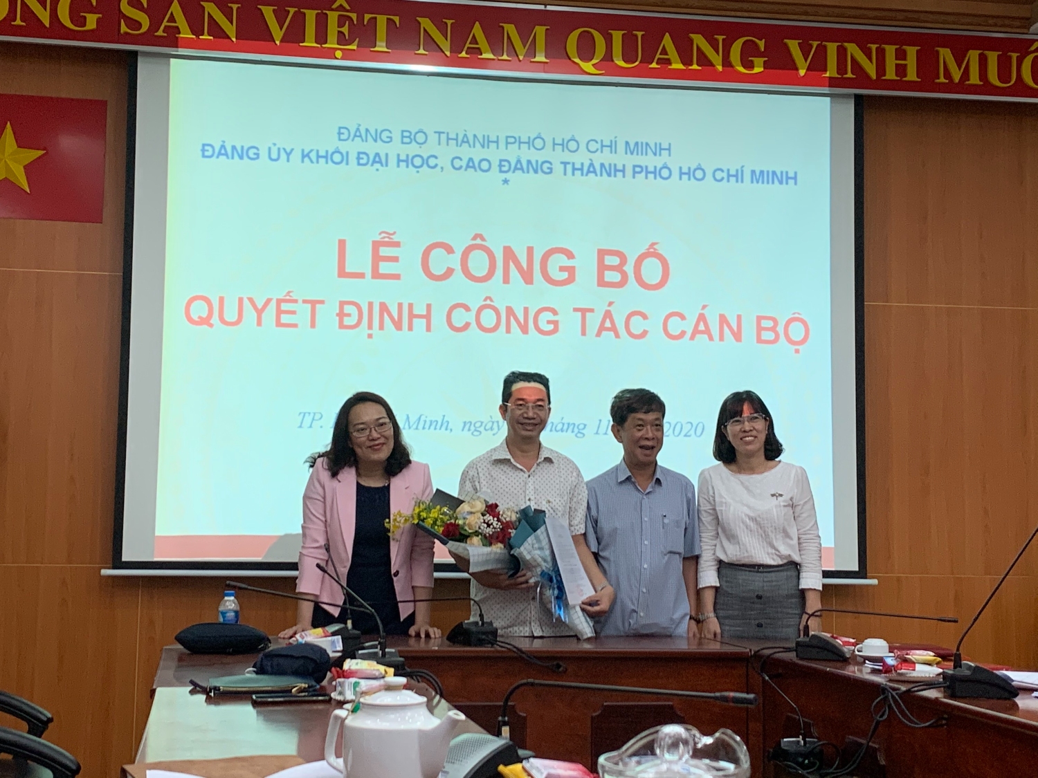 Thường trực Đảng ủy Khối Đại học, Cao đẳng TP. HCM tặng hoa chúc mừng đồng chí Dương Quang Chí