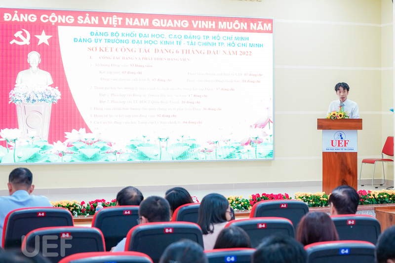 Đồng chí Mạch Trần Huy – Phó Bí thư Đảng ủy Trường báo cáo Sơ kết công tác Đảng 6 tháng đầu năm 2022