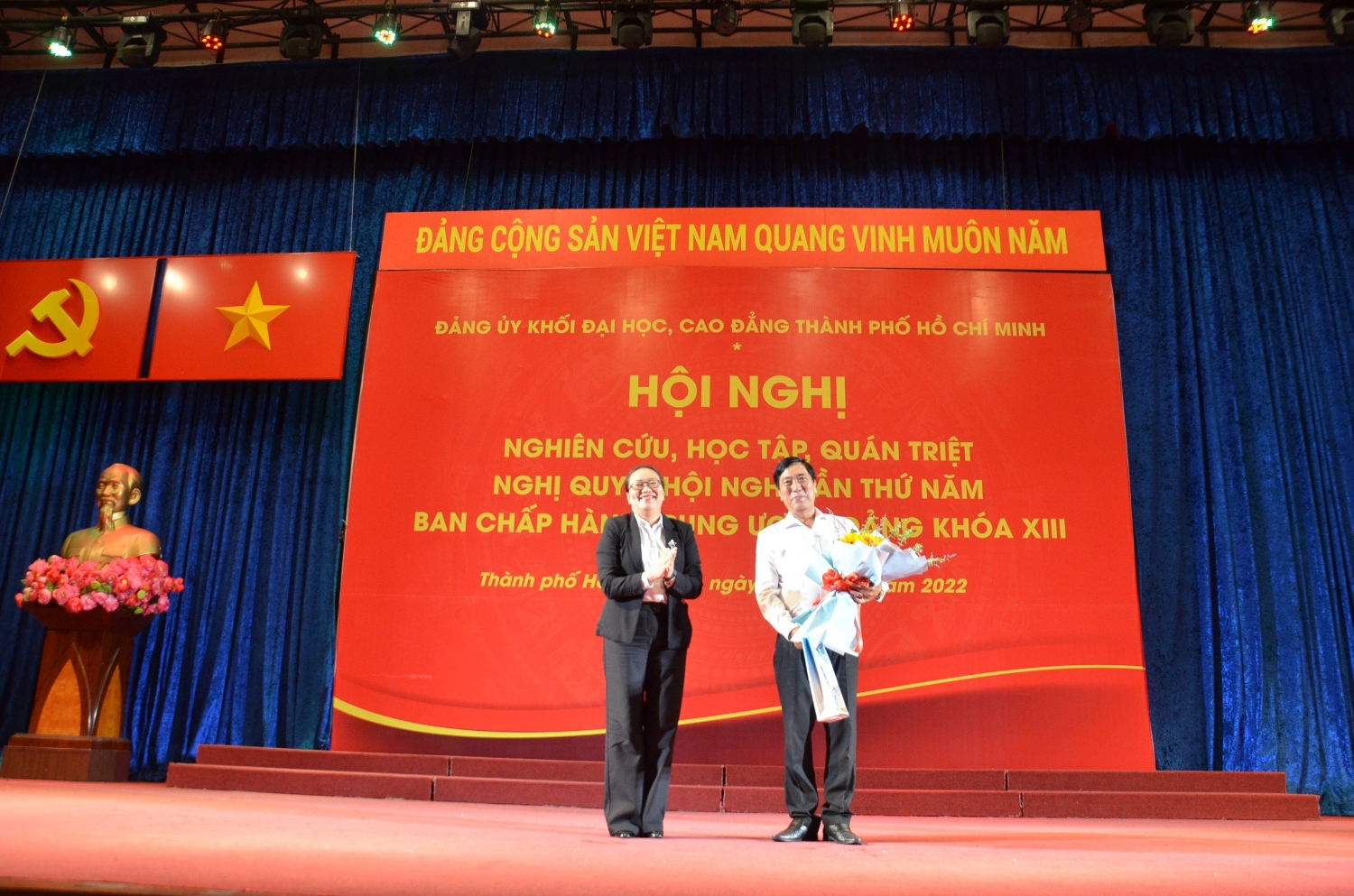 Đồng chí Nguyễn Thị Minh Hồng – Bí thư Đảng ủy Khối tặng hoa cảm ơn Báo cáo viên