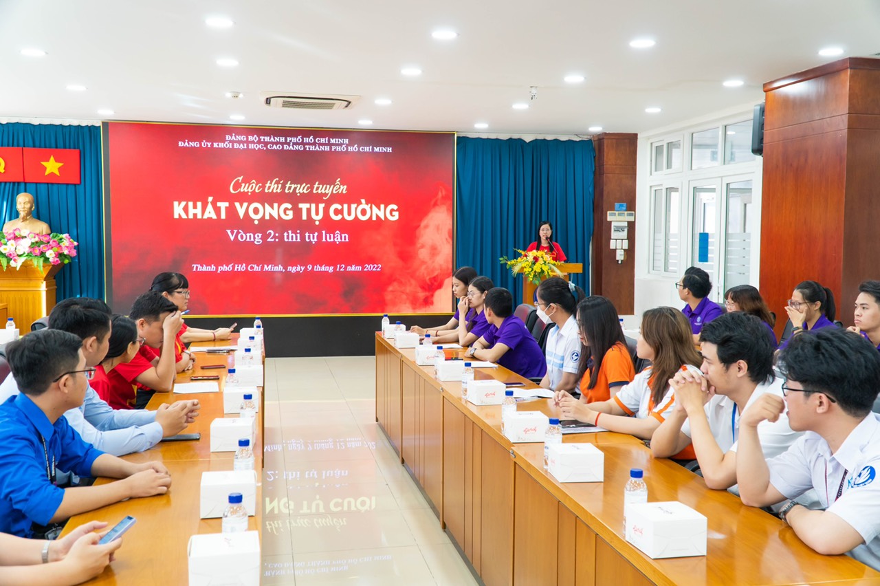 Đồng chí Nguyễn Thị Là, Phó Bí thư Thường trực Đảng ủy Khối phát biểu chúc mừng các thí sinh vào vòng 2