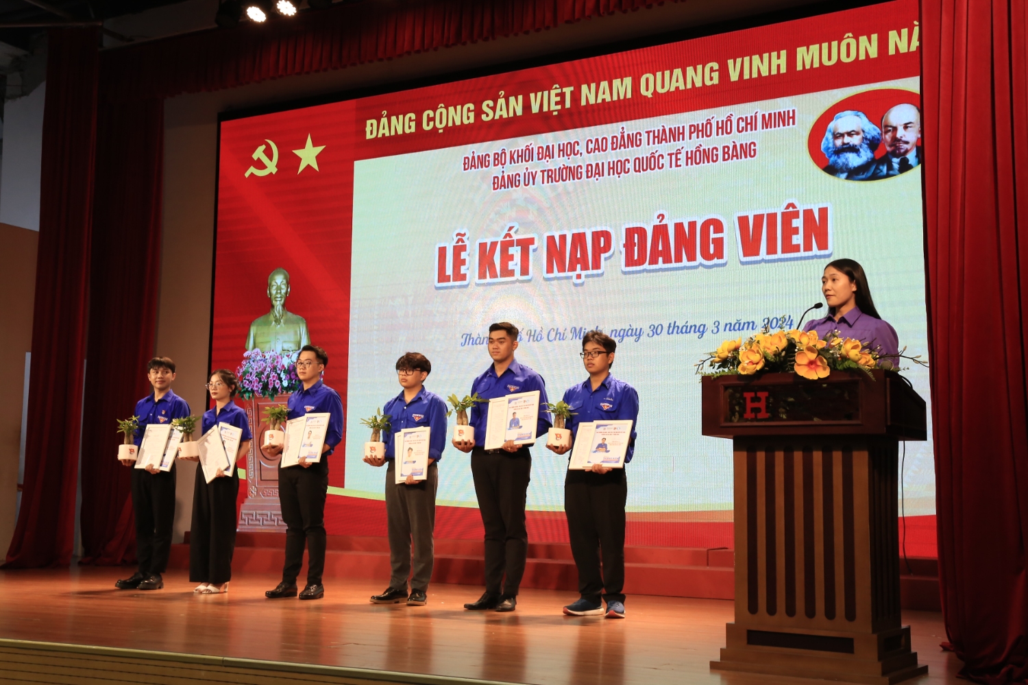 Hình 2 Đồng chí Lê Thị Bé (Phó bí thư Đảng ủy phát biểu chúc mừng và giao nhiệm vụ cho các Đc Đảng viên mới