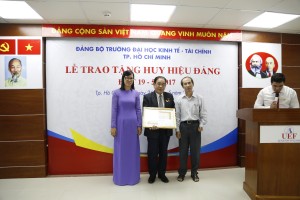 Đồng chí Nguyễn Thị Là - Ủy viên Ban Thường vụ, Chánh Văn phòng Đảng ủy Khối trao Huy hiệu Đảng