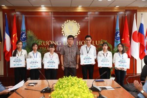Phó Hiệu Trưởng Lê Trường Sơn trao học bổng cho sinh viên