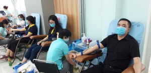 Cán bộ giảng viên, công nhân viên và sinh viên trường Đại học Sư phạm thành phố Hồ Chí Minh hưởng ứng Chương trình hiến máu tình nguyện với chủ đề: “Giọt máu hồng vì cộng đồng”.