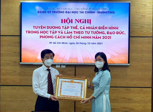 Đồng chí Nguyễn Thị là tặng giấy khen BTV Thành ủy cho cá nhân thực hiện tốt CT05