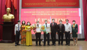 Đại học Tôn Đức Thắng tổ chức học tập Nghị quyết Đại hội XIII và trao Huy hiệu 40 năm tuổi Đảng
