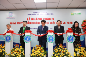 6  Đại diện lãnh đạo Nhà trường cùng các vị khách mời thực hiện nghi lễ cắt băng khánh thành Phòng truyền thống