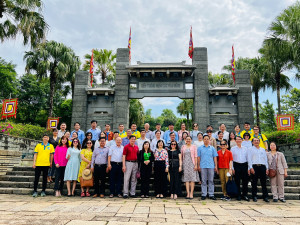 Đại biểu chụp hình lưu niệm tại đền tưởng niệm các Vua Hùng