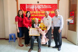 Trao tặng Huy hiệu 65 năm tuổi Đảng cho GS Hoàng Hưng tại nhà riêng