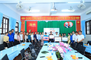 Lãnh đạo Ban Dân vận Thành uỷ thăm và động viên sinh viên thực tập sư phạm tại xã đảo Thạnh An, huyện Cần Giờ