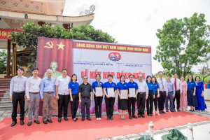 Đảng bộ trường ĐH Công nghệ Sài Gòn kết nạp 03 đảng viên mới trong chiến dịch Mùa hè xanh năm 2024