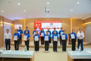 Đảng bộ Đại học Kinh tế TPHCM kết nạp 14 đảng viên mới