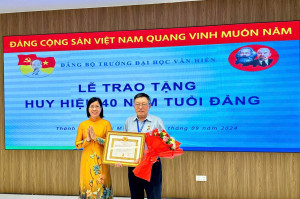 Trao tặng Huy hiệu 40 tuổi Đảng cho PGS.TS. Phạm Xuân Hậu