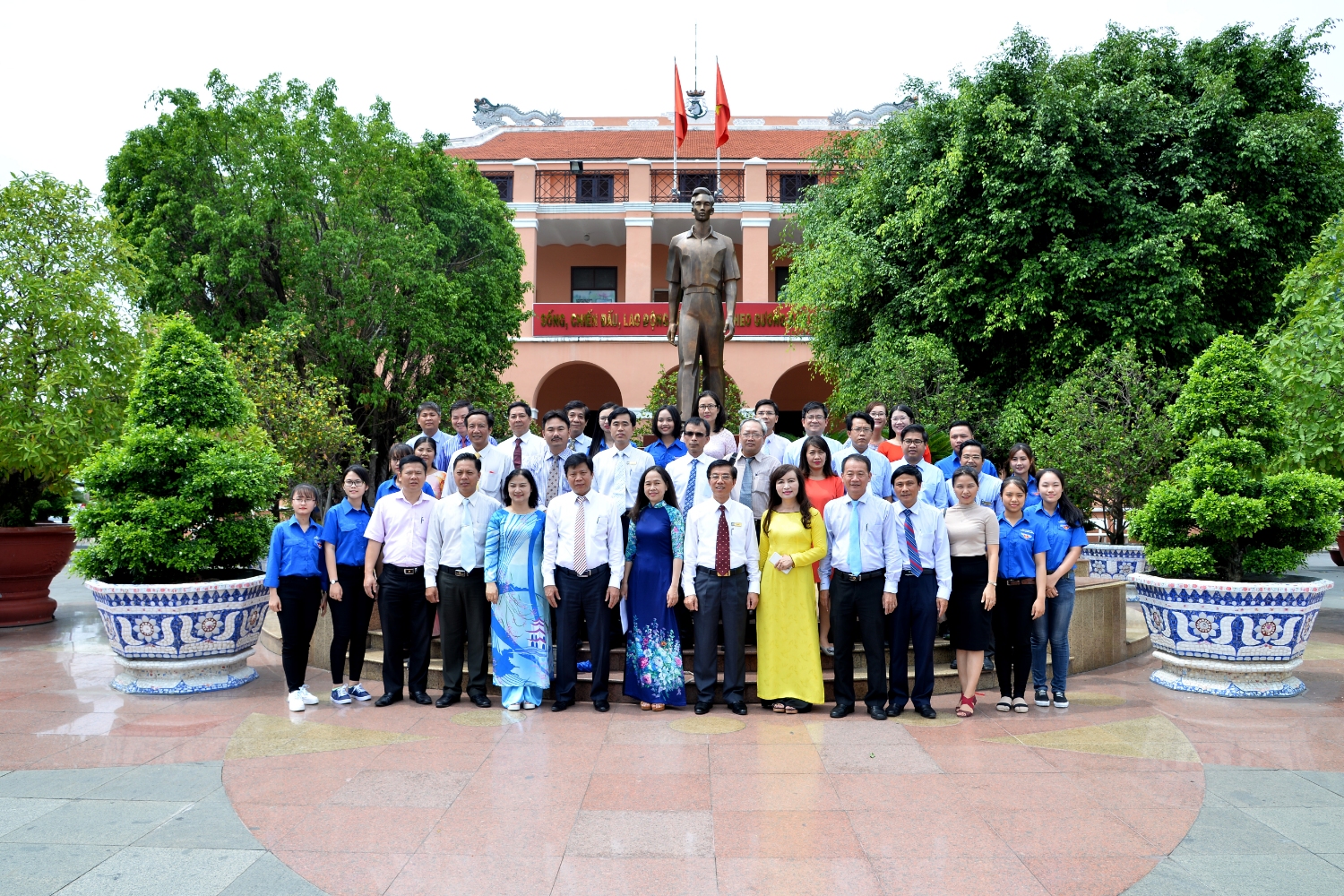 Các đồng chí lãnh đạo, các đảng viên, viên chức, sinh viên nhà trường dâng hương, dâng hoa Chủ tịch Hồ Chí Minh tại Bến Nhà rồng
