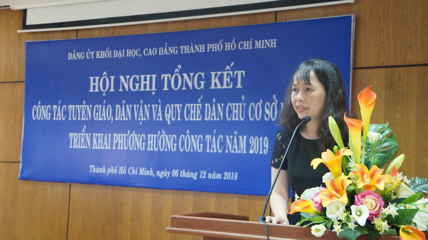 Đồng chí Lê Ngọc Hạnh - Ủy viên Ban Thường vụ ĐUK, Trưởng Ban Tuyên giáo ĐUK báo cáo tại Hội nghị