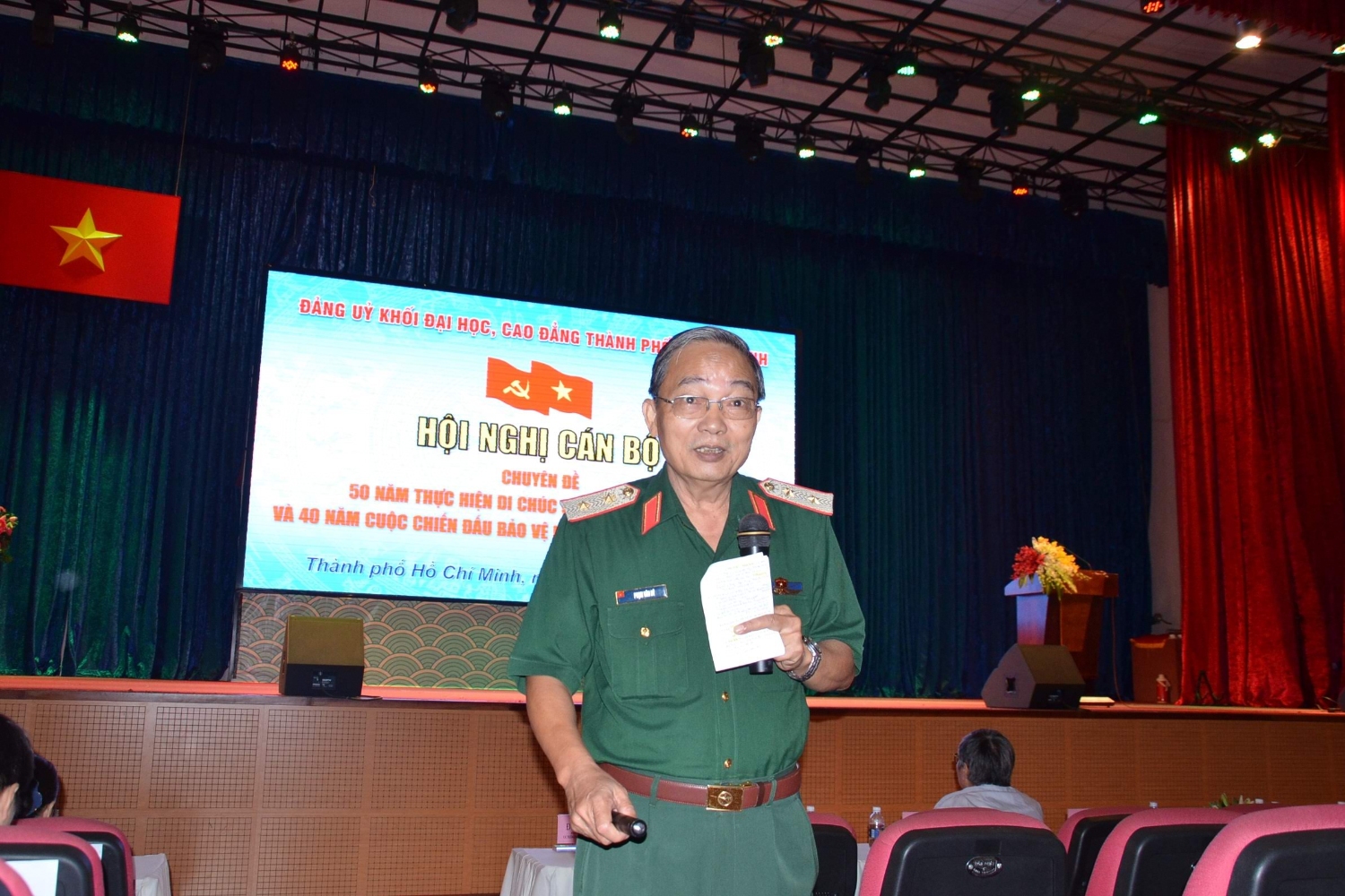Trung tướng Phạm Văn Dỹ - Nguyên Chính ủy Quân khu 7 báo cáo tại Hội nghị