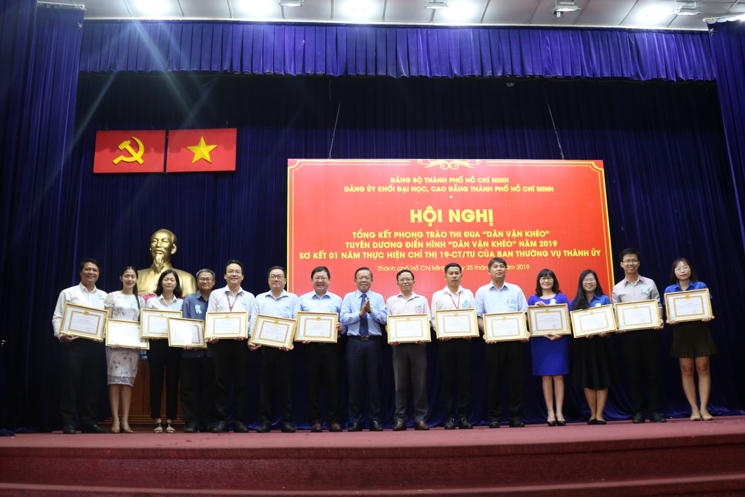 Đồng chí Nguyễn Hữu Hiệp - Ủy viên Ban Thường vụ, Trưởng Ban Dân vận Thành ủy trao giấy khen biểu dương các tập thể điển hình Dân vận khéo năm 2019