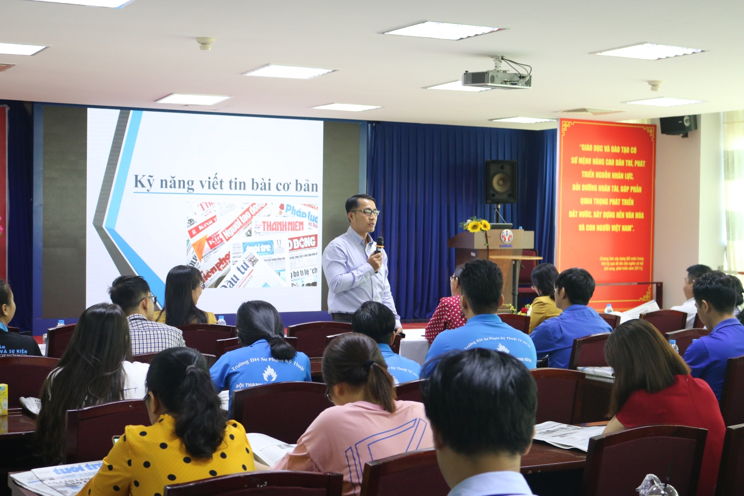 Đồng chí Trương Ngọc Trước – Phó Tổng biên tập phụ trách trang tin điện tử Thành phố hướng dẫn cách viết tin cho học viên