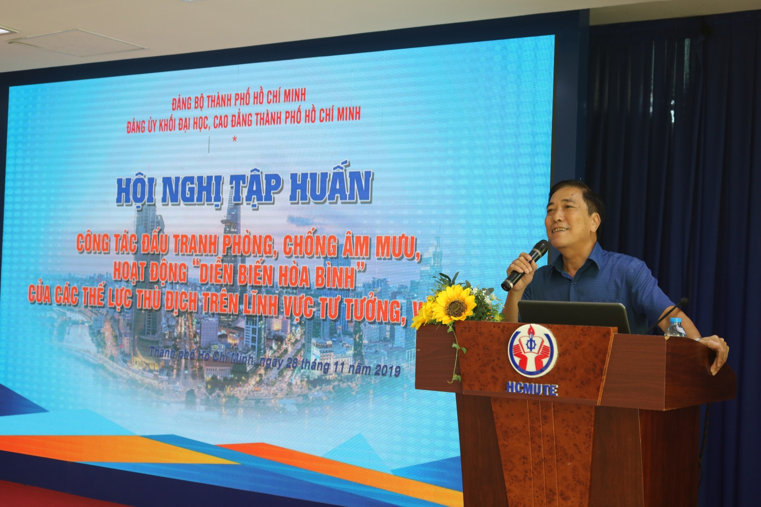 Đồng chí Tô Đại Phong – Phó Trưởng Ban Tuyên giáo Thành ủy báo cáo chuyên đề tại hội nghị