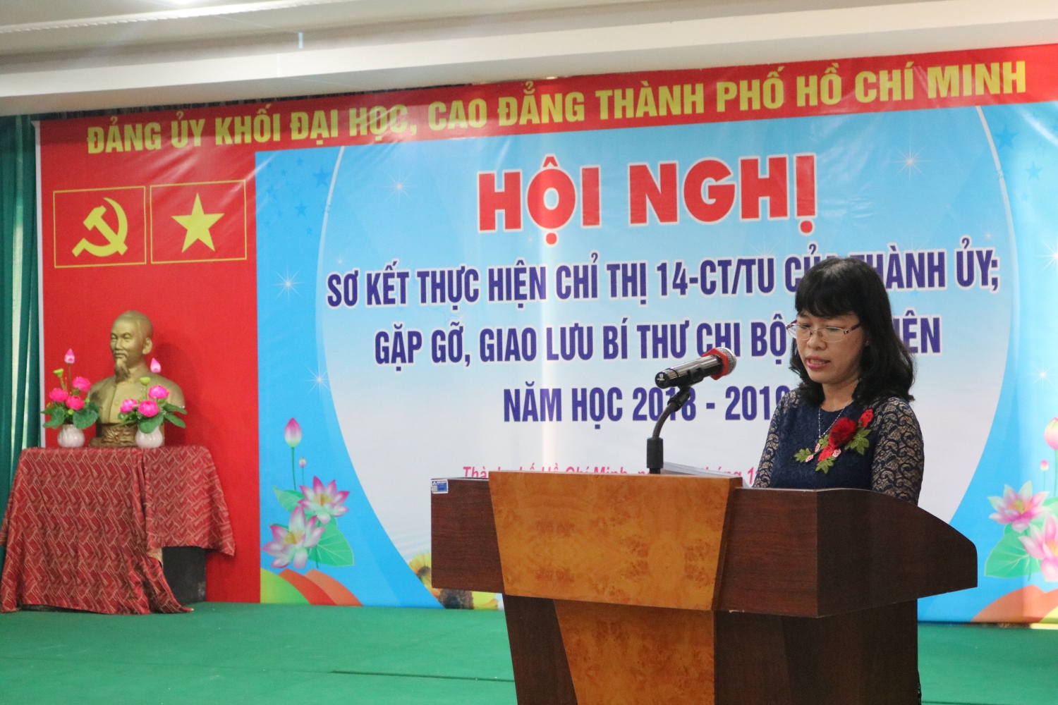 Đồng chí Nguyễn Thị Là UVTV Trưởng Ban Tổ chức Đảng ủy Khối trình bày báo cáo sơ kết 02 thực thiện Chỉ thị 14