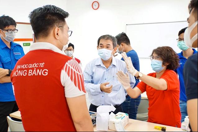 Trưởng trạm y tế trường Đại học Quốc tế Hồng Bàng và các bạn sinh viên HIU đã tự làm 1.000 khẩu trang để tặng cho cán bộ , giảng viên và sinh viên Trường