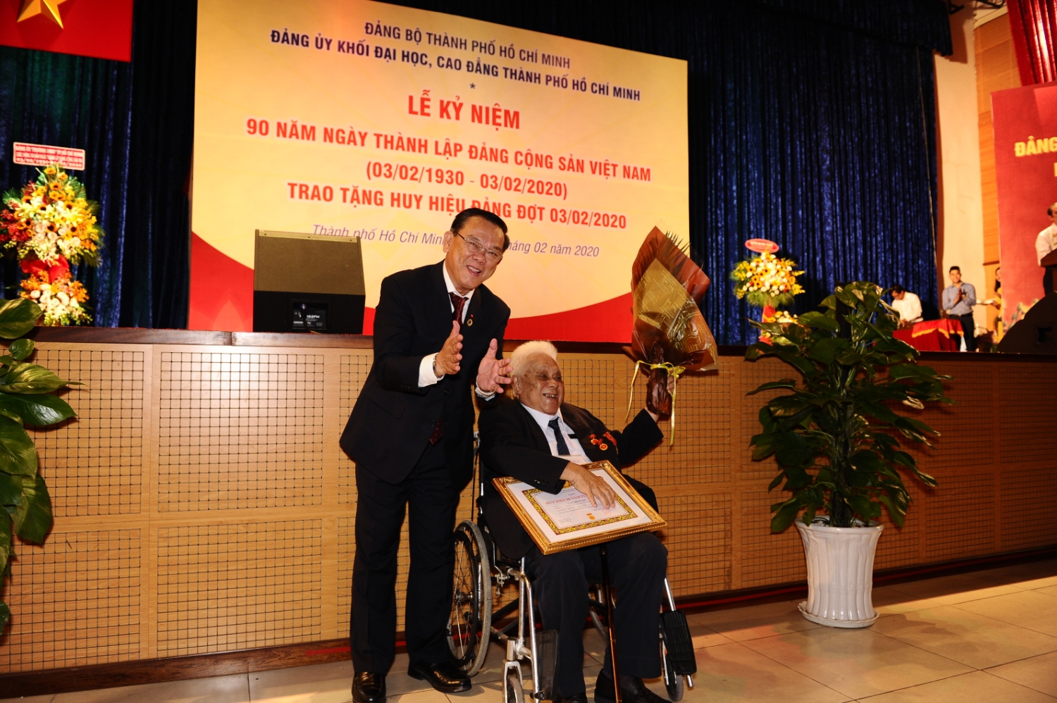 4.	Đồng chí Nguyễn Đông Phong trao huy hiệu đảng cho đồng chí Cao Minh Thì đảng viên nhận Huy hiệu 60 năm tuổi Đảng