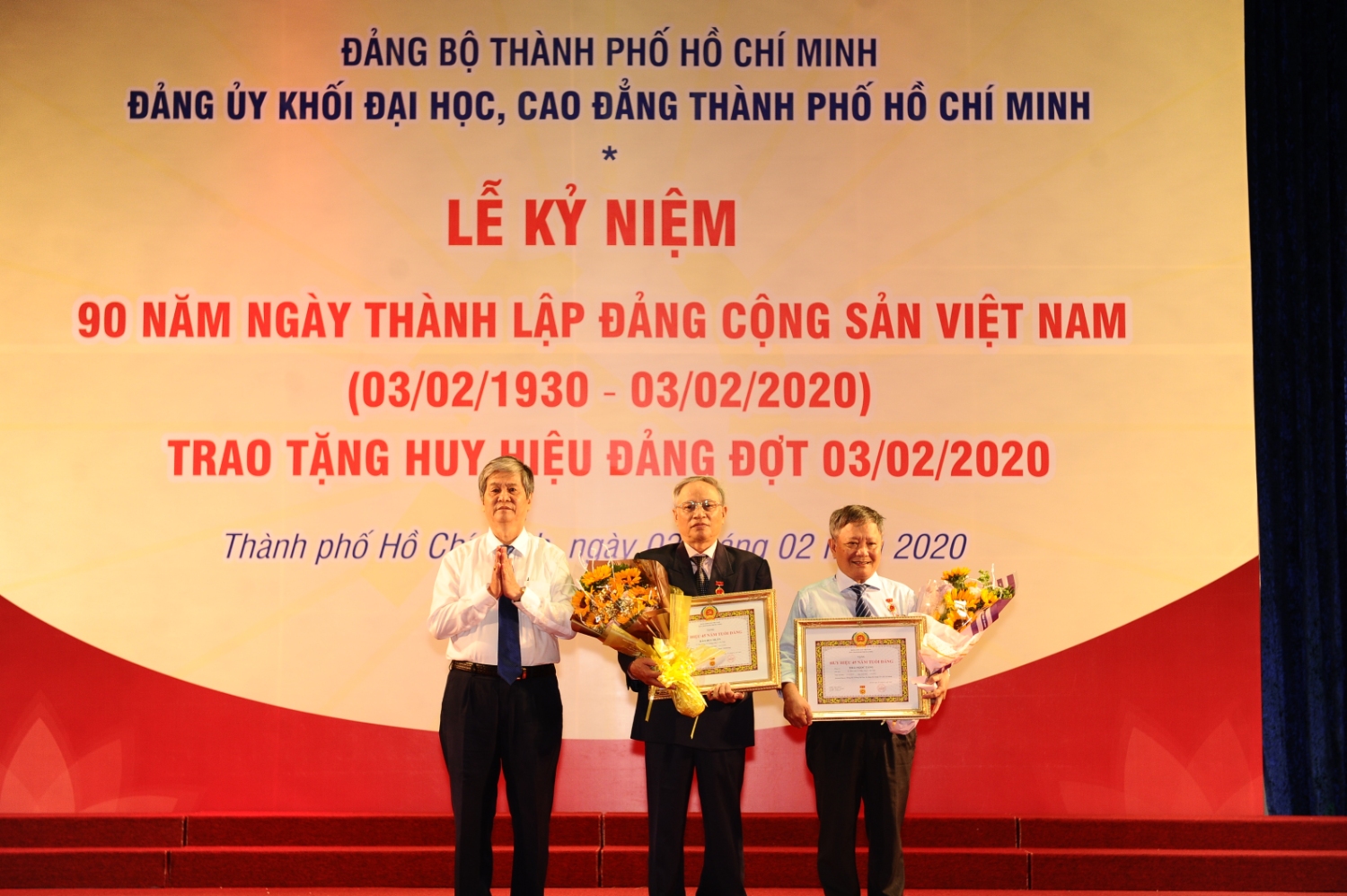 6.	Đồng chí Phạm Thiên Kha – Phó Bí thư Thường trực Đảng ủy Khối trao Huy hiệu 45 năm tuổi đảng cho các đảng viên