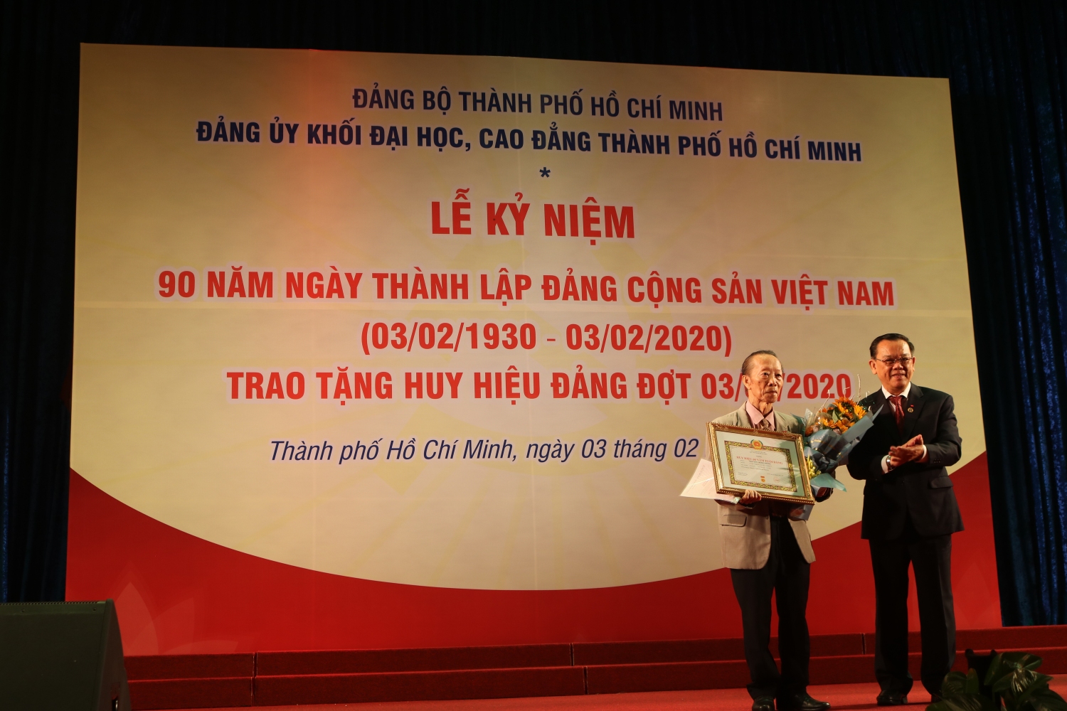 5.	Đồng chí Nguyễn Đông Phong trao huy hiệu đảng cho đồng chí Nguyễn Mộng Hùng đảng viên nhận Huy hiệu 60 năm tuổi Đảng