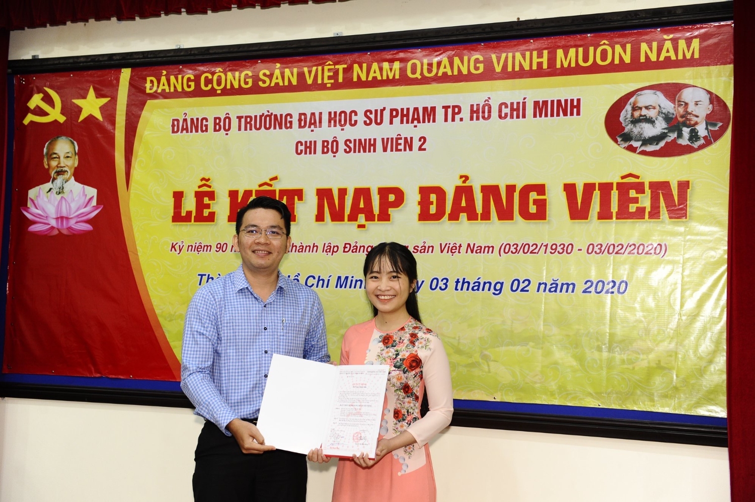 2.	Đồng chí Lâm Thanh Minh - Đảng uỷ viên, Bí thư Chi bộ Sinh viên 2 trao quyết định đảng viên mới kết nạp