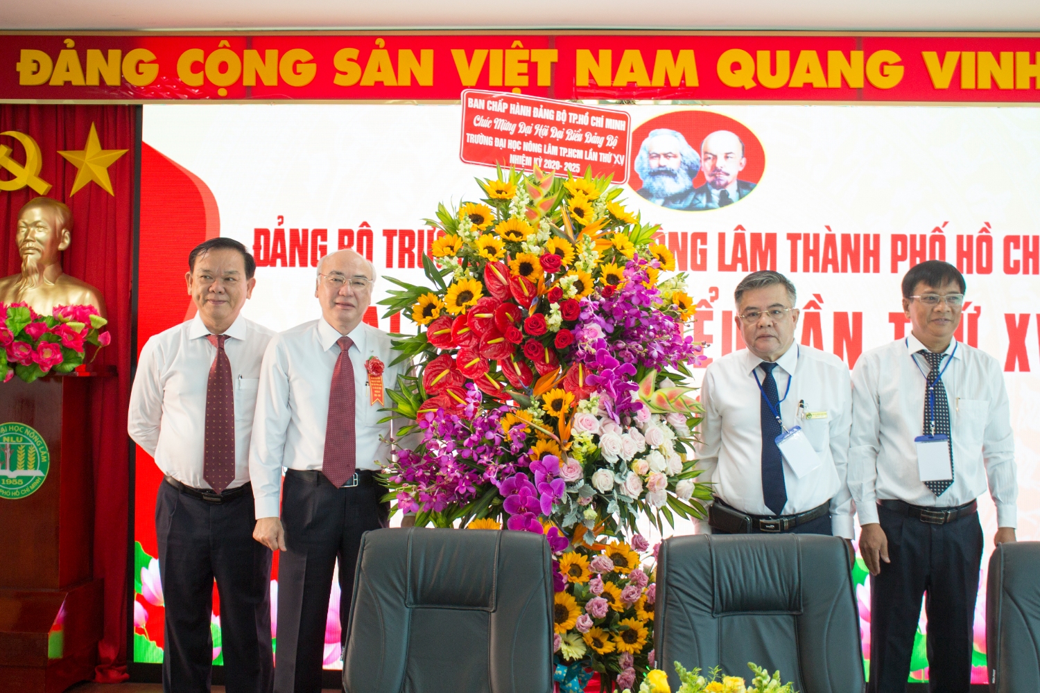 Đồng chí Phan Nguyễn Như Khuê – UVTV, Trưởng Ban Tuyên giáo Thành ủy tặng hoa chúc mừng đại hội.