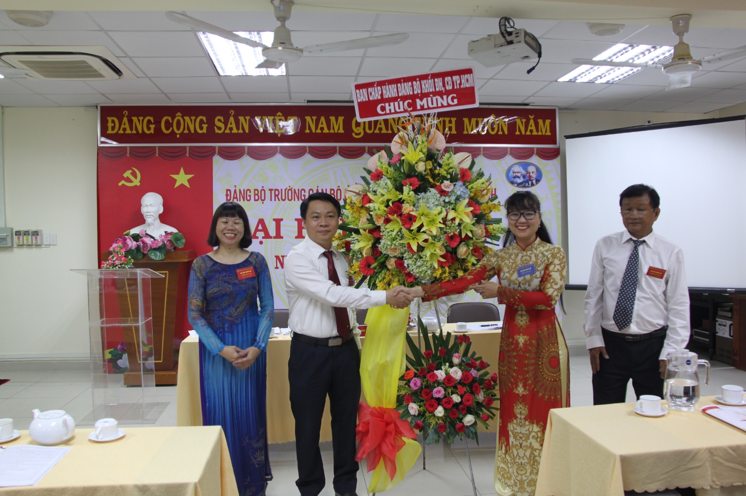 1.	Đồng chí Đặng Thùy Khánh Vân, Ủy viên Ban Thường vụ Đảng ủy Khối tặng hoa chúc mừng đại hội