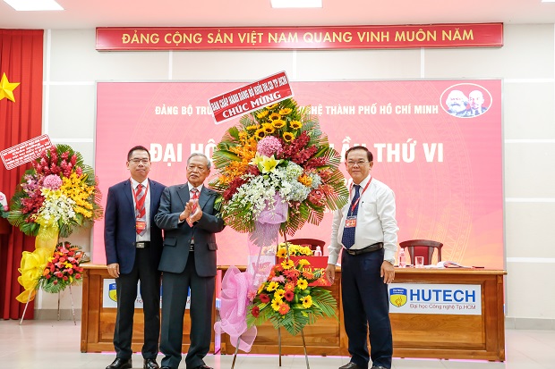 1.	Đồng chí Nguyễn Đồng Phong tặng hoa chúc mừng đại hội