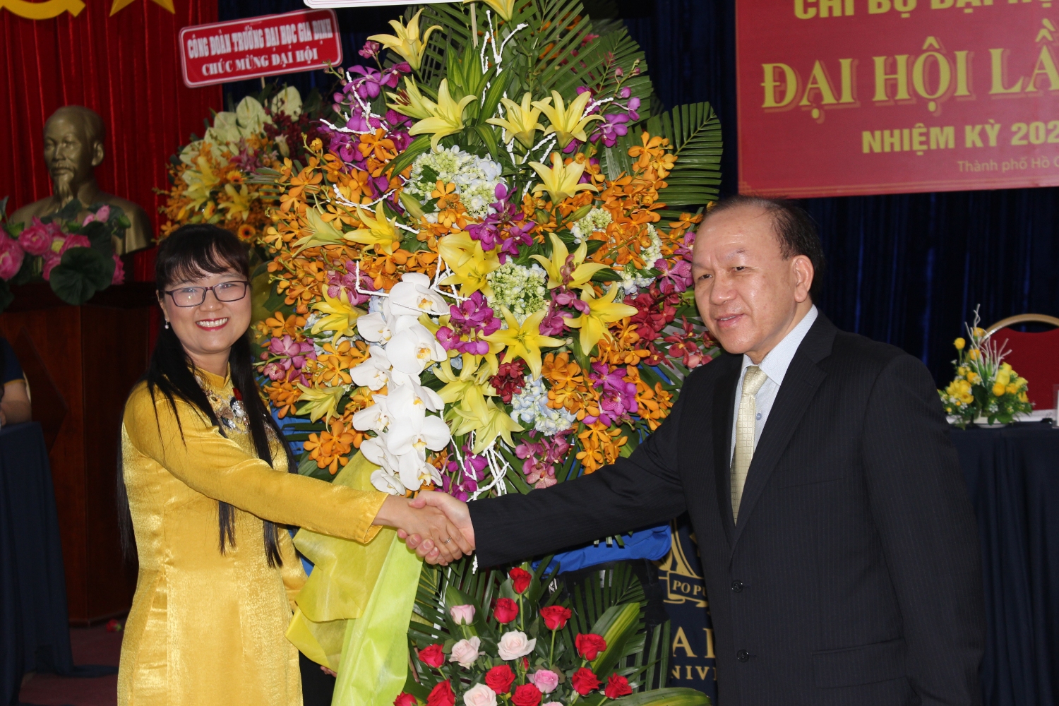 Đồng chí Đặng  Thùy Khánh Vân – UVTV, Trưởng Ban Tuyên giáo Đảng ủy Khối  tặng hoa chúc mừng đại hội.