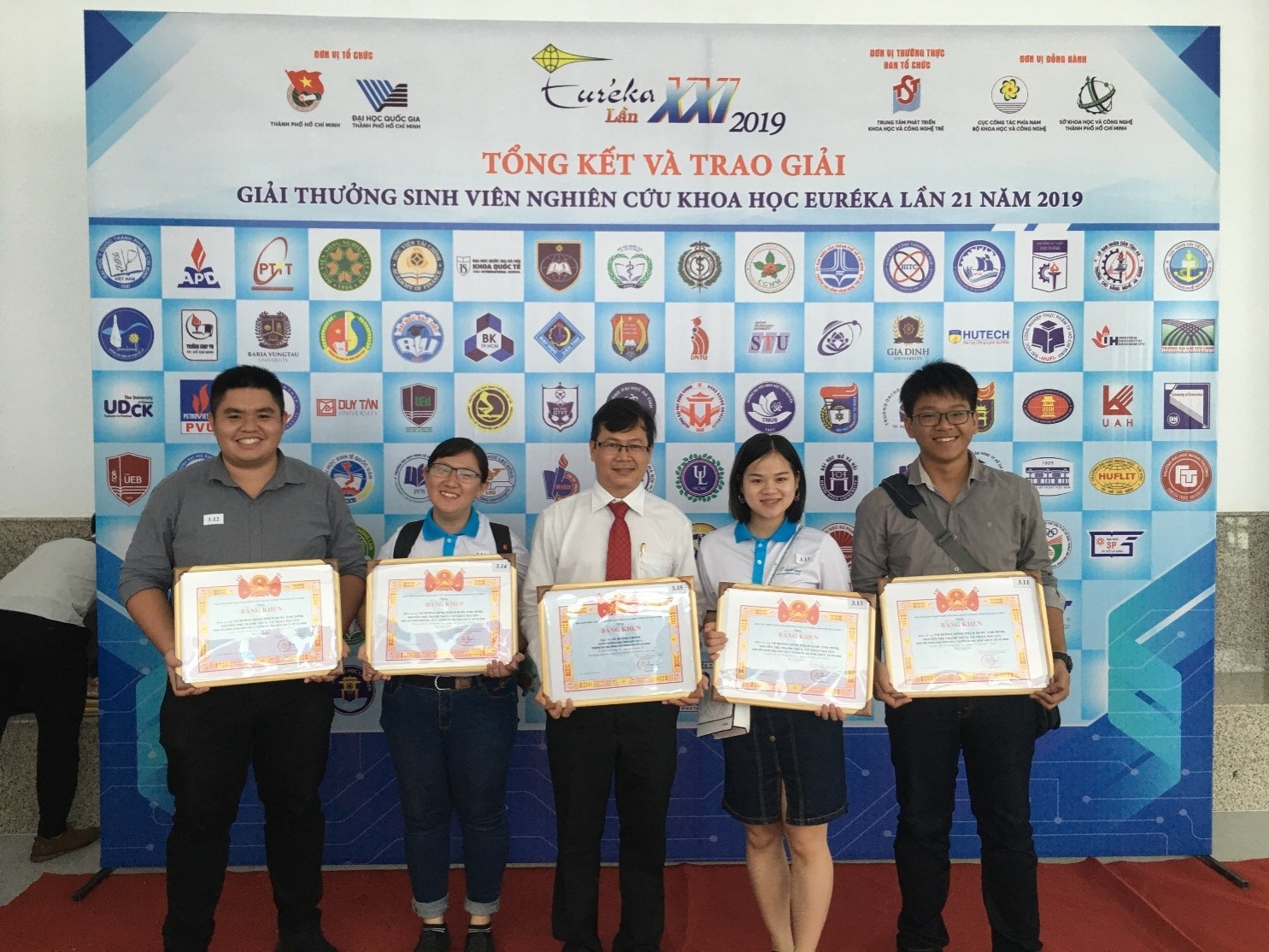 Thầy Lê Quang Thông (giữa) nhận bằng khen cùng các em sinh viên đạt giải nhì Giải thưởng SV NCKH Euréka lần thứ 21 năm 2019