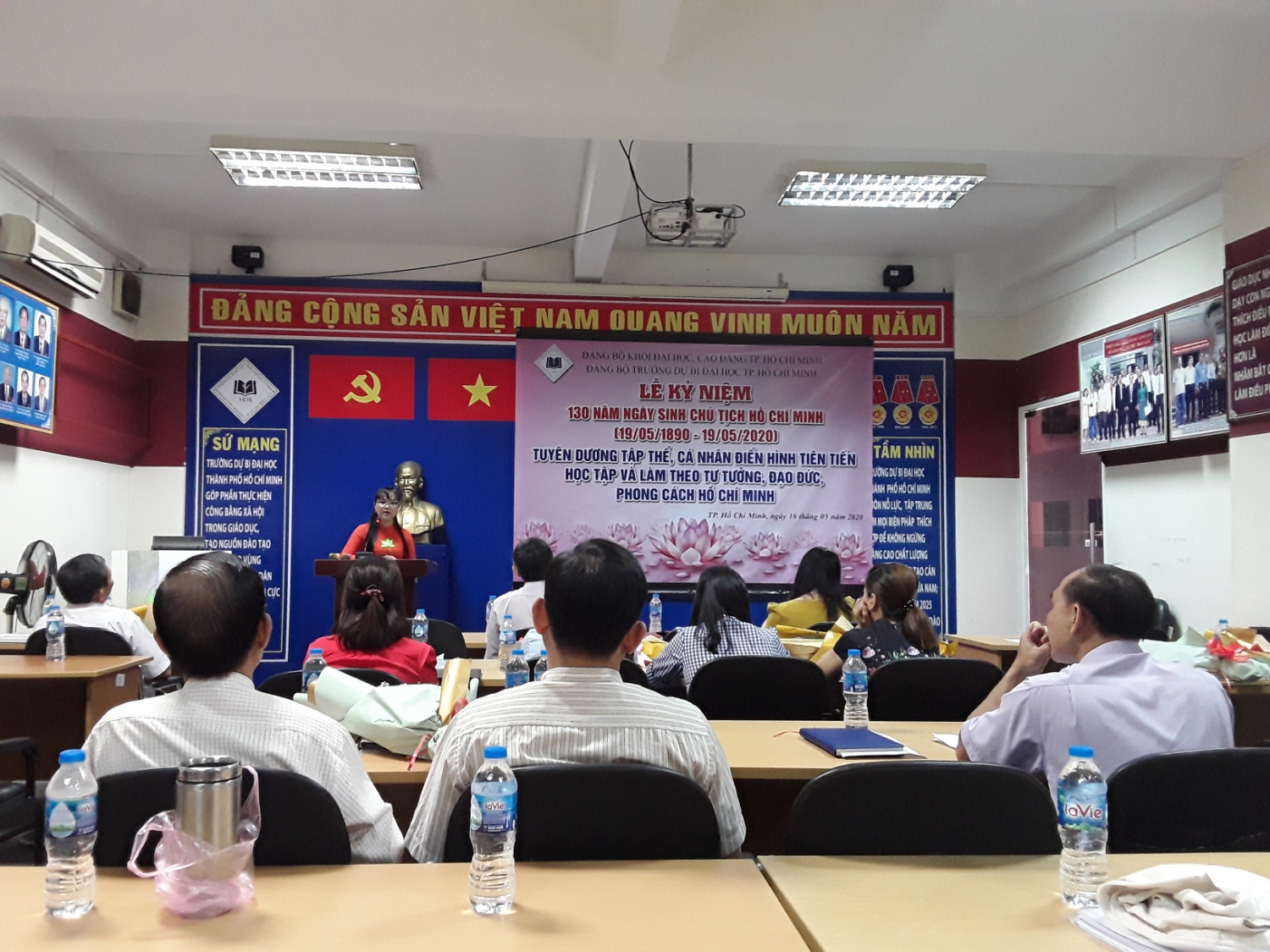 Đồng chí Đặng Thuỳ Khánh Vân, Trưởng Ban Tuyên giáo Đảng uỷ khối Đại học, Cao đẳng TP. Hồ Chí Minh phát biểu chỉ đạo hội nghị