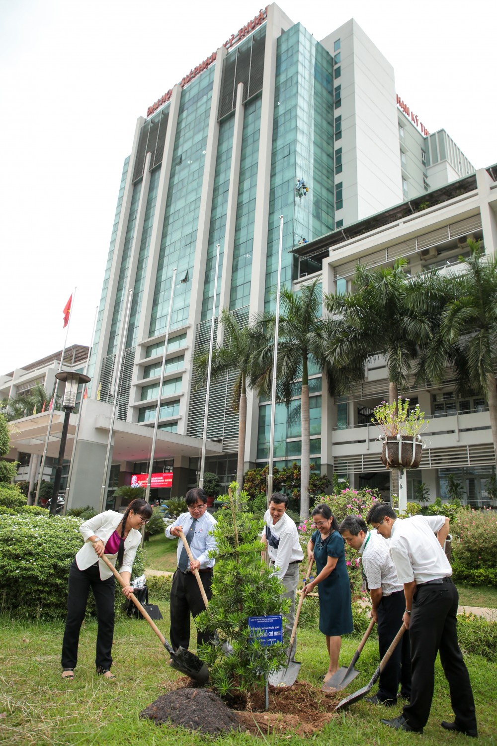 Các đại biểu “Trồng cây nhớ Bác” trong khuôn viên nhà trường
