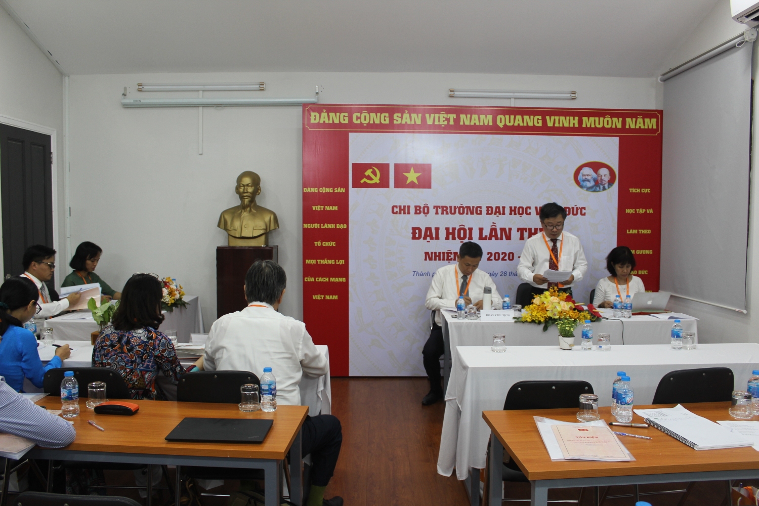 Đồng chí Hà Thúc Viên, thay mặt Đoàn Chủ tịch báo cáo tổng kết thực hiện nghị quyết chi bộ nhiệm kỳ 2015 – 2020 và phương hướng, mục tiêu, nhiệm vụ, giải pháp của nhiệm kỳ 2020 – 2025