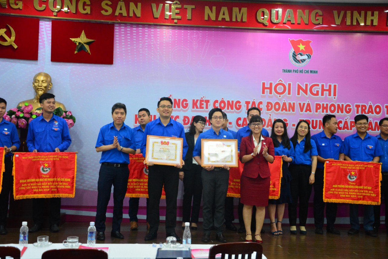 Đồng chí Lâm Thanh Minh (thứ 2 bên trái) đại điện Đoàn Trường ĐH Sư phạm TPHCM nhận bằng khen đơn vị 02 năm xuất sắc dẫn đầu cụm thi đua