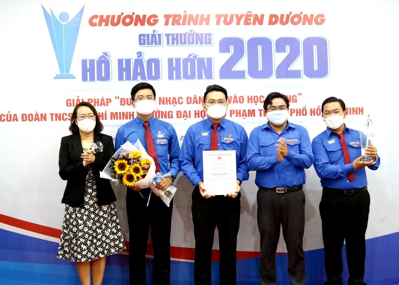 Thường trực Đoàn Trường ĐH Sư phạm TP.HCM nhận giải thưởng Hồ Hảo Hớn năm 2020
