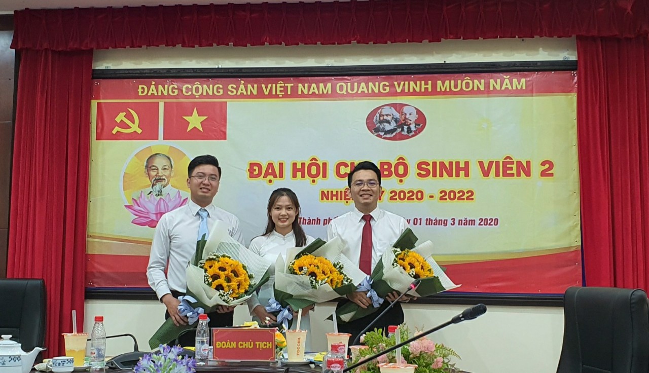 Đồng chí Lâm Thanh Minh (giữa) ra mắt cấp ủy chi bộ Sinh viên 2 nhiệm kỳ 2020 - 2022