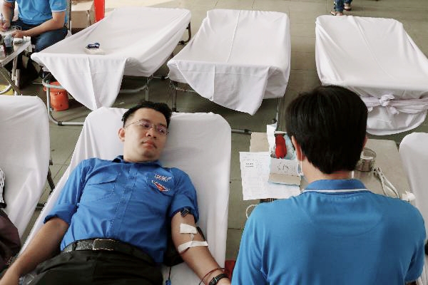 Đồng chí Lâm Thanh Minh tham gia hiến máu tình nguyện