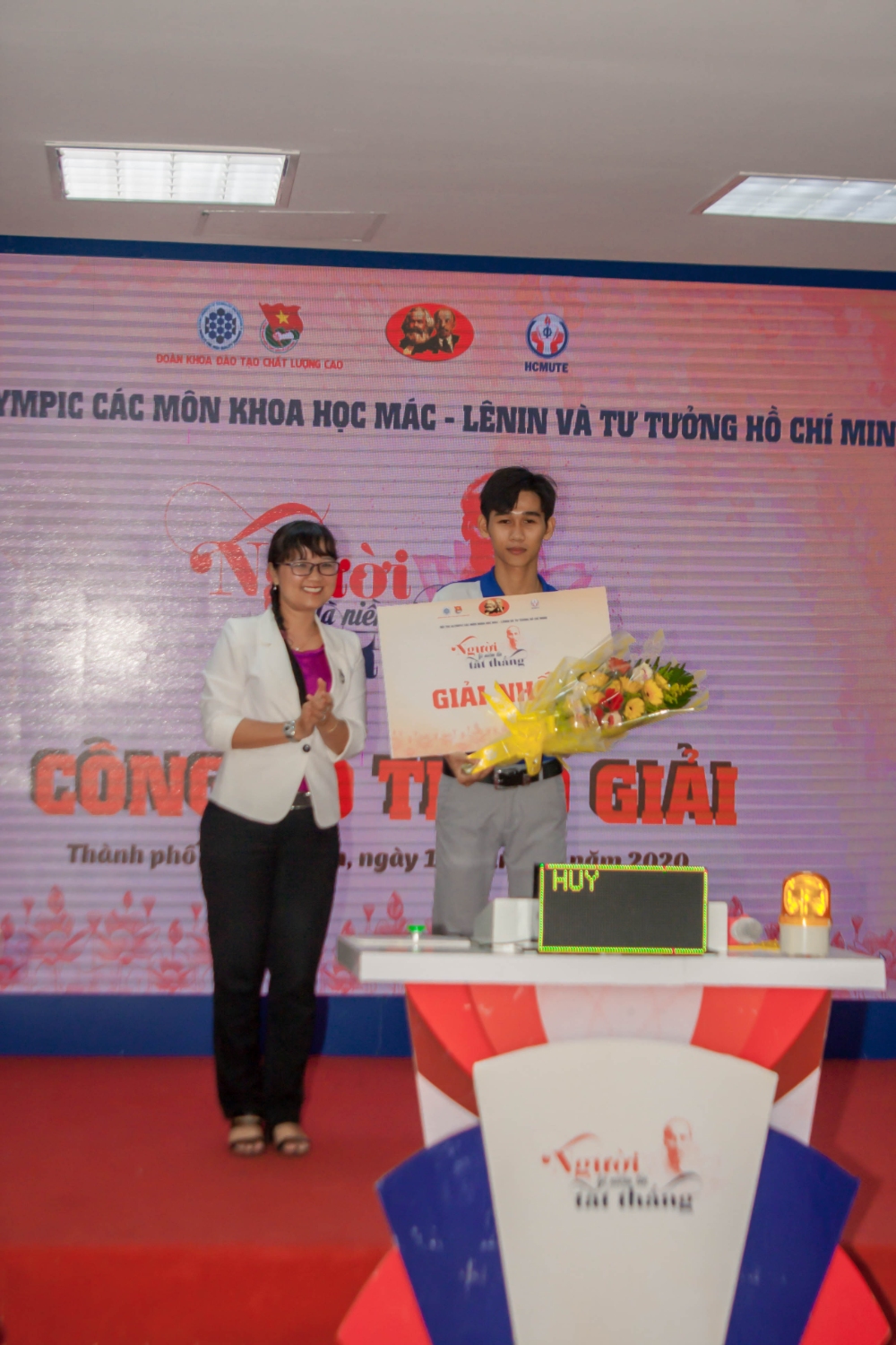 Đ/c Đặng Thùy Khánh Vân, Ủy viên Thường vụ, Trưởng Ban Tuyên giáo Đảng ủy Khối trao giải thưởng cho thí sinh đạt giải nhất.