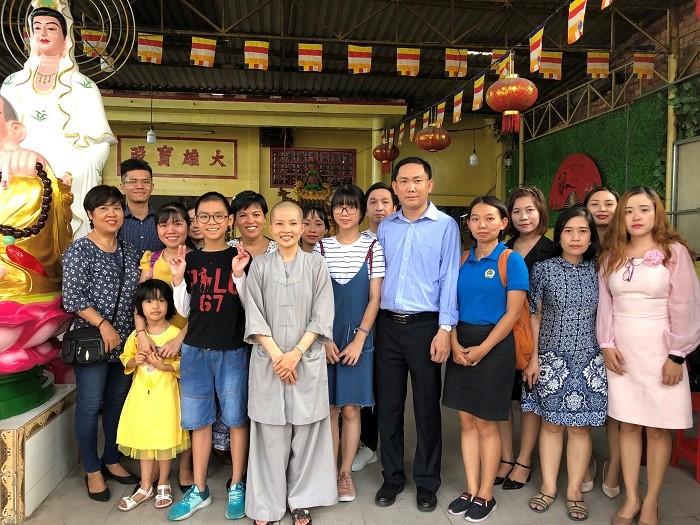 Thăm hỏi và tặng quà Tết cho các cụ già neo đơn ở chùa Lâm Quang