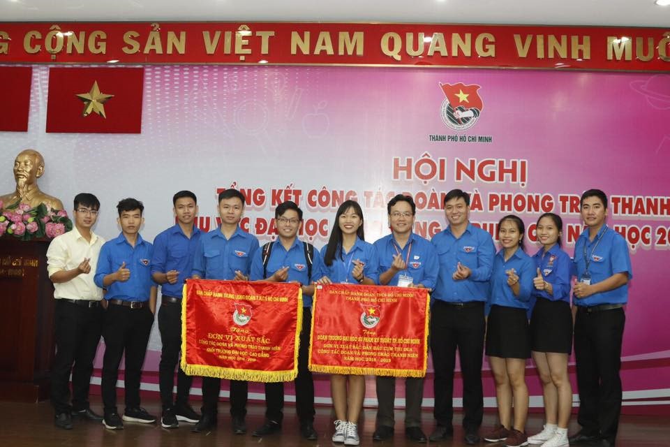 Anh Lê Xuân Thân (thứ 4 từ trái qua) cùng BCH Đoàn trường Đại học Sư phạm Kỹ thuật TP.HCM nhận cờ thi đua dành cho Đơn vị Xuất sắc dẫn đầu trong Công tác Đoàn và phong trào thanh niên năm học 2018 – 2019