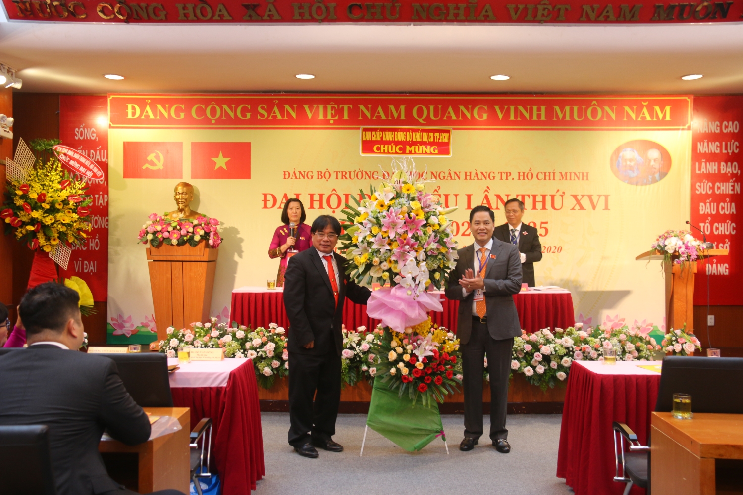 Đồng chí Đỗ Văn Dũng – Phó bí thư Đảng ủy Khối tặng hoa chúc mừng đại hội