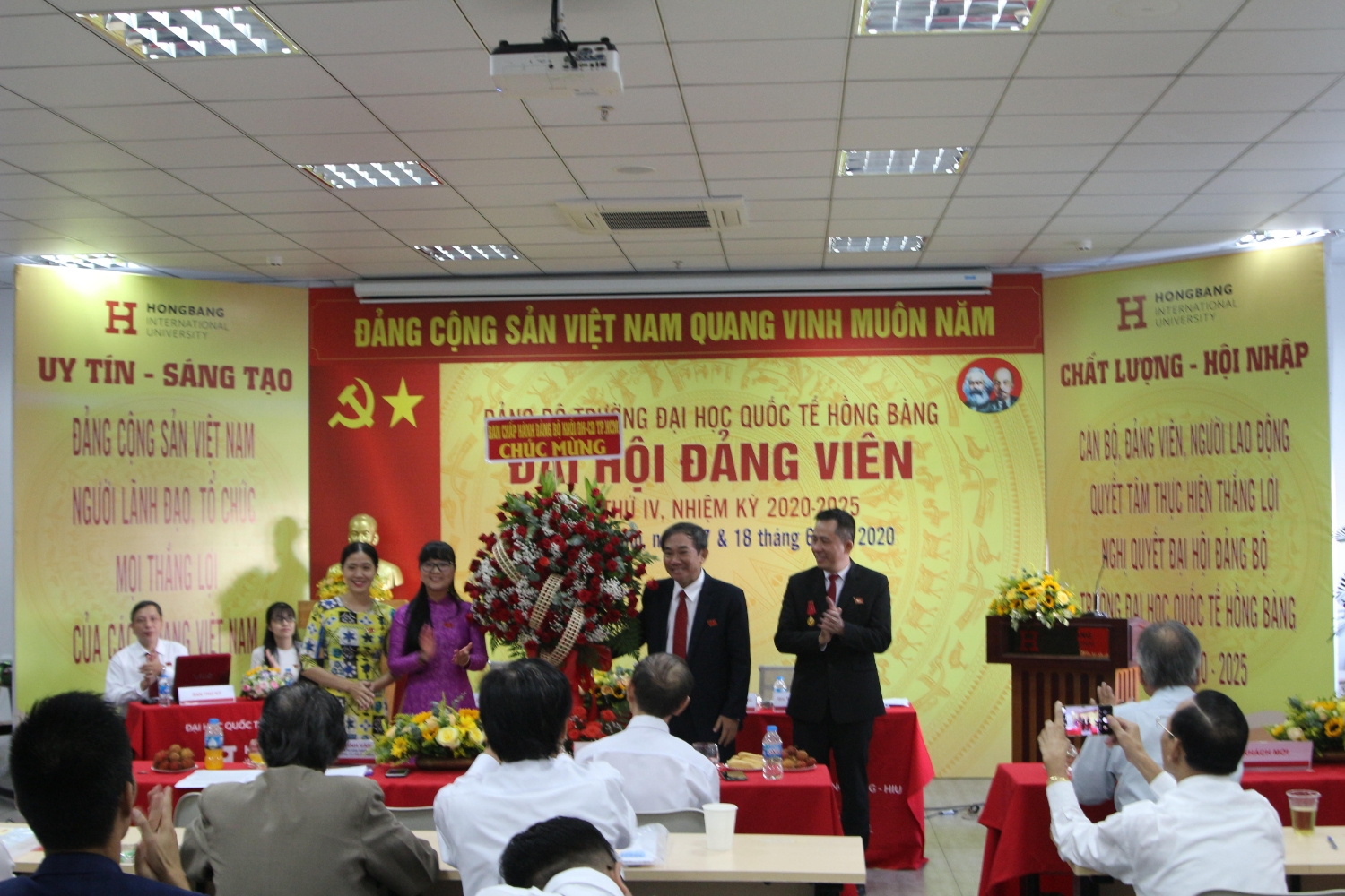 Đ/c Đặng Thùy Khánh Vân, Ủy viên Ban Thường vụ - Trưởng Ban Tuyên giáo Đảng ủy Khối tặng hoa chúc mừng Đại hội