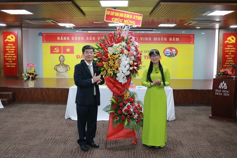 1.	Đồng chí Đặng Thùy Khánh Vân – Ủy viên Ban Thường vụ, Trưởng Ban Tuyên giáo Đảng ủy Khối tặng hoa chúc mừng đại hội