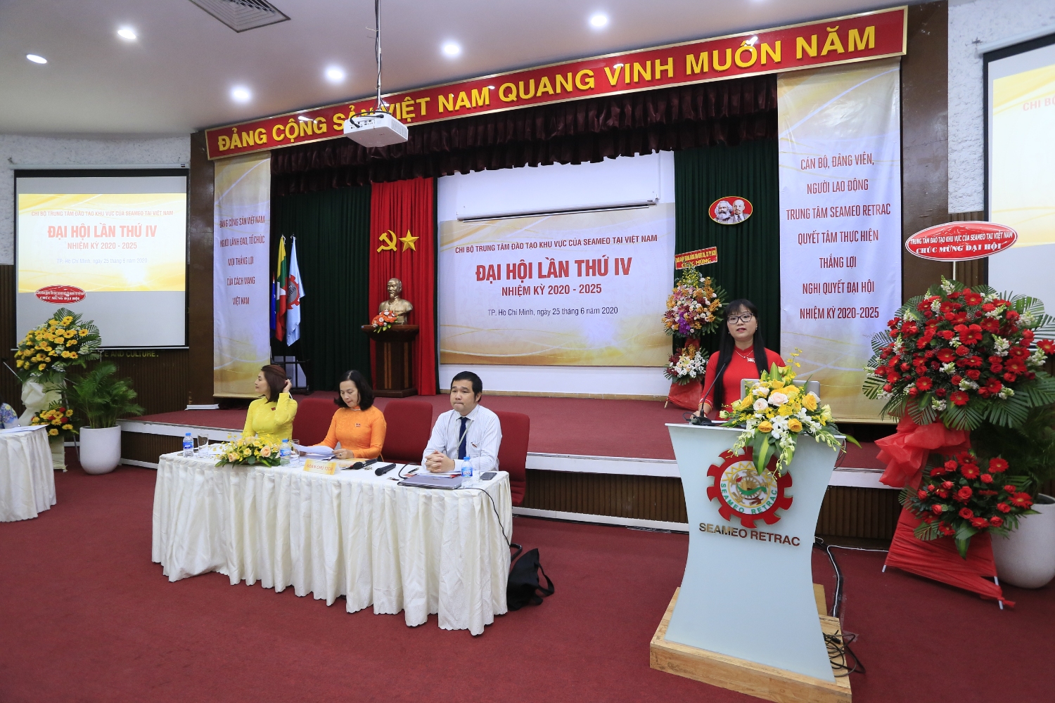 Đồng chí Đặng Thùy Khánh Vân phát biểu chỉ đạo đại hội