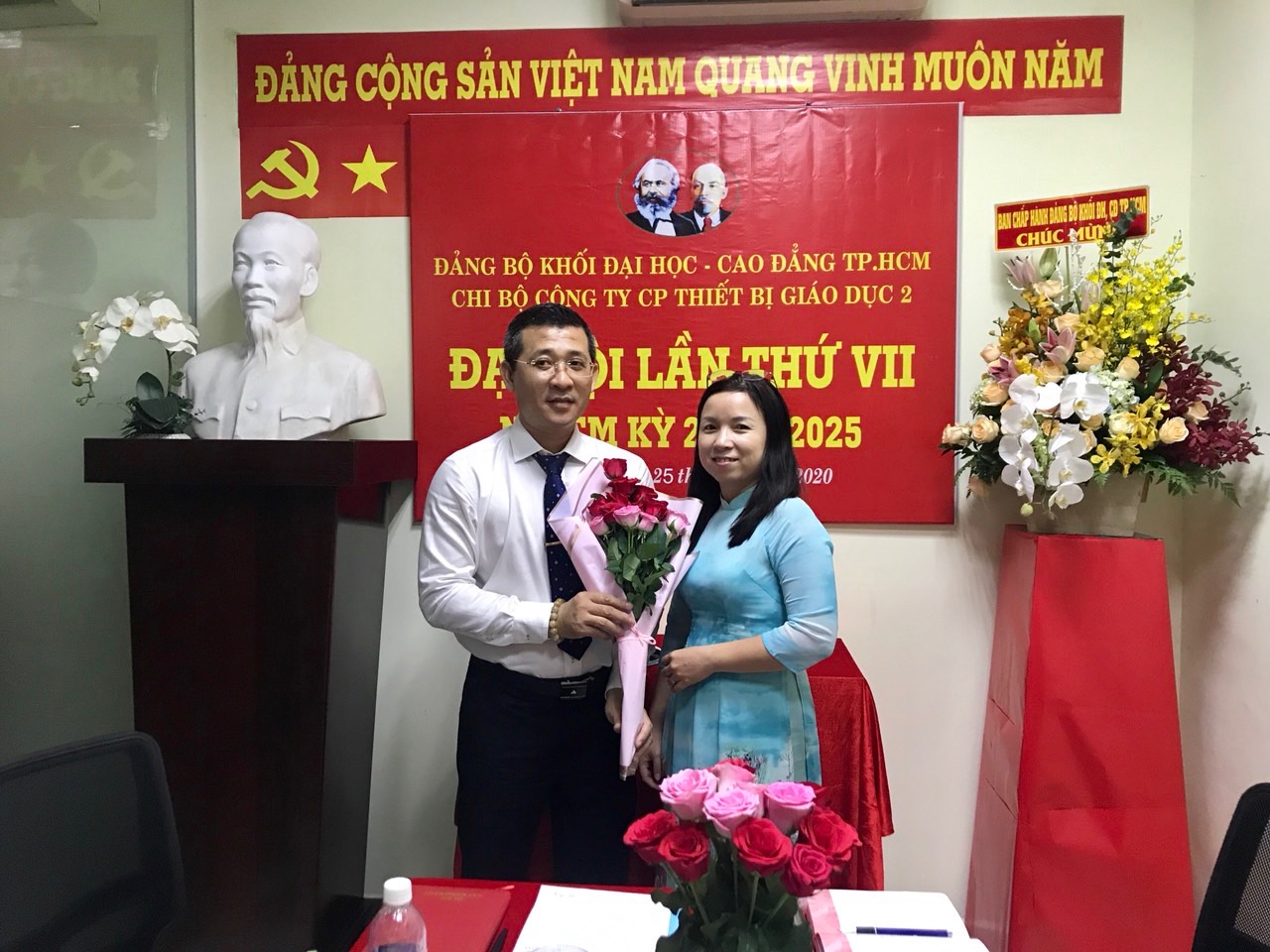 Đồng chí Huỳnh Xuân Hoàn - Bí thư Chi bộ nhiệm kỳ 2020 – 2025 ra mắt đại hội